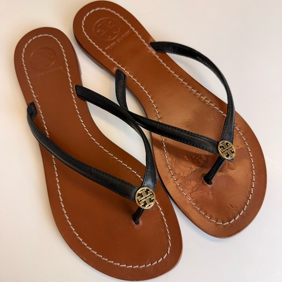 Tory Burch Terra Thong Sandals Black /Gold Logo SZ 7 Made in Brazil Footbed Wear - Picture 1 of 6